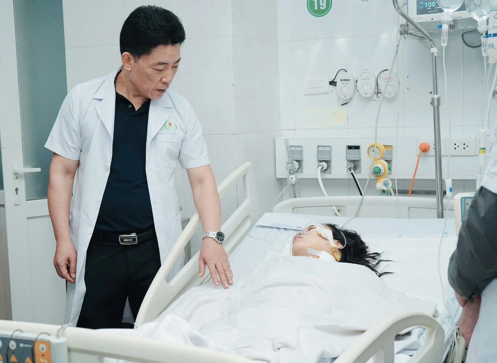 Nữ điều dưỡng bị đâm 11 nhát khi ngăn kẻ dùng dao tấn công nhiều người  