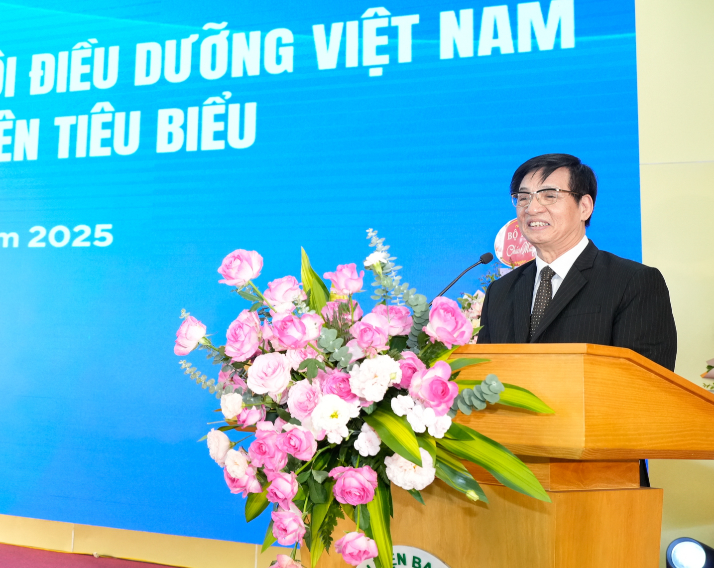 Điều dưỡng là “bàn tay nắm chặt khi bệnh nhân đau đớn, ở lại khi họ tuyệt vọng”  