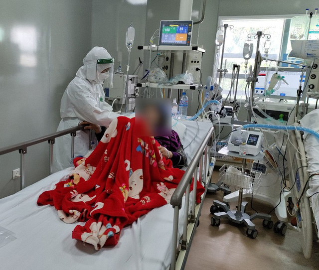 Nữ điều dưỡng F0 xin ở lại “vùng đỏ” chăm sóc bệnh nhân  